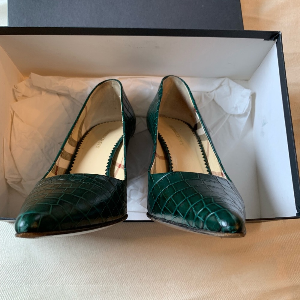 Authentic Burberry Classic Pumps - Picture 4 of 6